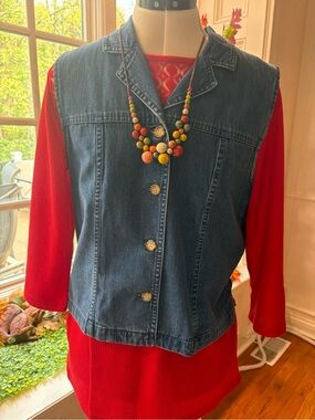 NWT! Waffle knit top and button front jean vest by Talbot’s plus necklace!